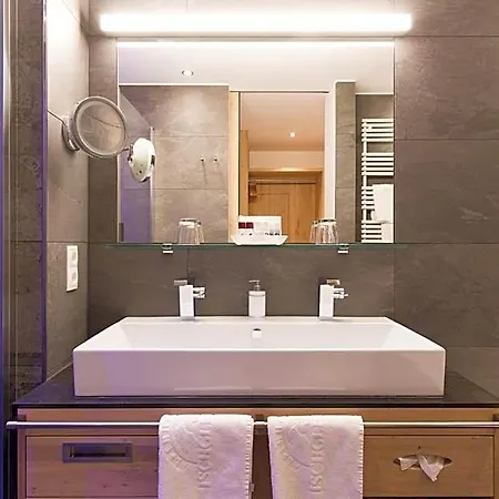 فندق Alpenhotel Ischglerhof 4*
